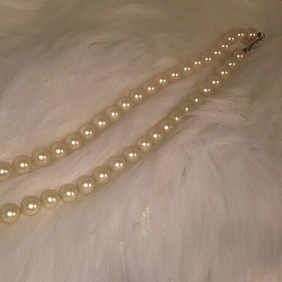 Vintage Faux Pearls Strand Necklace Hand-tied pearls Avante Garde Wedding Party - Picture 7 of 8
